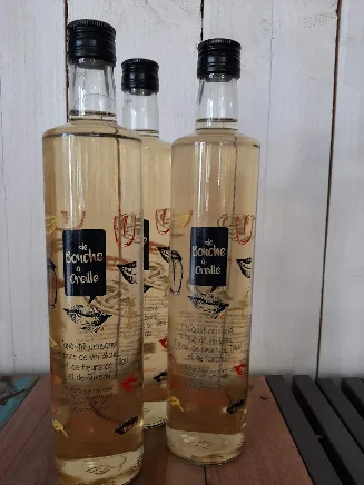 Cocktail rouge à base de l'apéritif De Bouche à Oreille